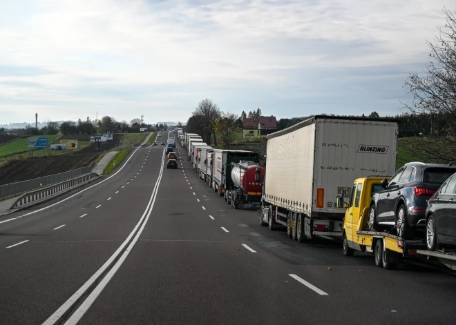 Uz Ukrainas-Polijas robežas nobloķēti 20 000 transporta līdzekļu