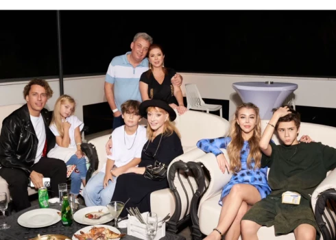 ФОТО: Пугачева и Галкин с детьми повеселились на вечеринке на Кипре