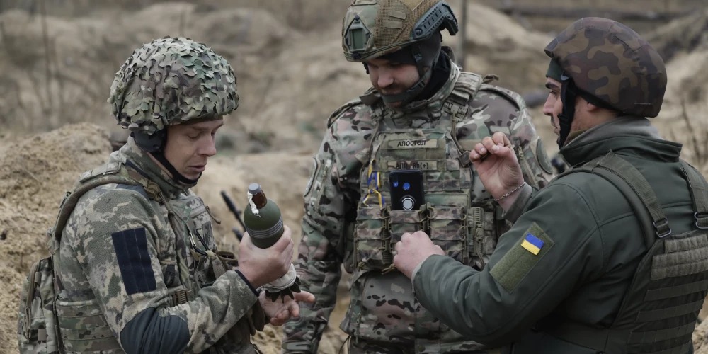 Ukrainas karavīri no uzbrukuma brigādes “Bureviy” (viesuļvētra), Ukrainas Nacionālās gvardes vienības, militāro mācību laikā pirms izvietošanas frontes līnijā, apšaudes attālumā uz ziemeļiem no Kijivas, Ukrainā, 2023. gada 8. novembrī.
