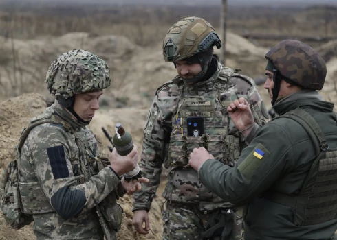 Ukrainas karavīri no uzbrukuma brigādes “Bureviy” (viesuļvētra), Ukrainas Nacionālās gvardes vienības, militāro mācību laikā pirms izvietošanas frontes līnijā, apšaudes attālumā uz ziemeļiem no Kijivas, Ukrainā, 2023. gada 8. novembrī.
