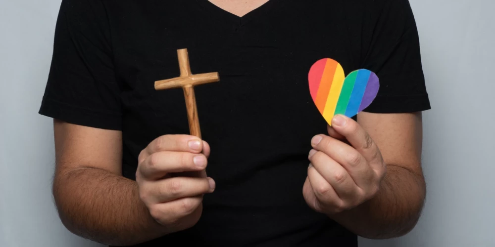 Ватикан разрешил крестить трансгендерных людей, но со странной оговоркой