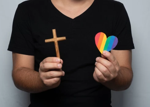 Ватикан разрешил крестить трансгендерных людей, но со странной оговоркой