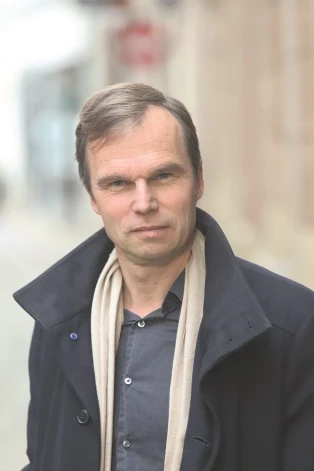 "Ļoti lielu iespaidu atstāja arī tas, ka Otrā pasaules kara laikā mēs zaudējām apmēram pusmiljonu cilvēku, ieskaitot divas intelektuālākās minoritātes – vācbaltiešus un ebrejus. Viņu vietā nāca cilvēki ar pavisam citu kultūru," uzsver vēsturnieks Gatis Krūmiņš.