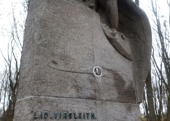 Torņakalna luterāņu kapos atdusas Brīvības cīņu varonis, Lāčplēša kara ordeņa kavalieris, lidotājs Augusts Spāriņš.