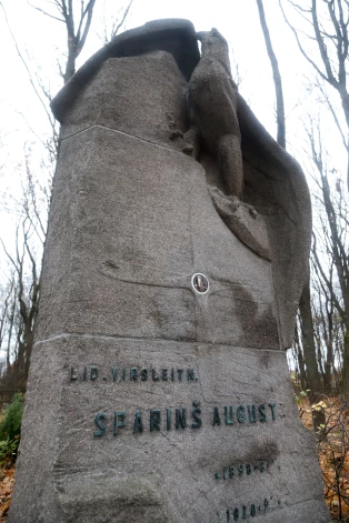 Torņakalna luterāņu kapos atdusas Brīvības cīņu varonis, Lāčplēša kara ordeņa kavalieris, lidotājs Augusts Spāriņš.