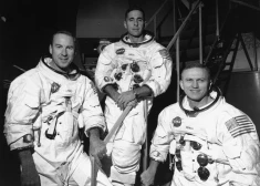 Mūžībā devies astronauts, kura kosmosa kuģis pirmais aplidoja Mēnesi