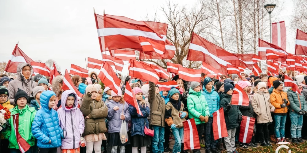 FOTO: Carnikavā skolēni dodas patriotiskā karogu gājienā 