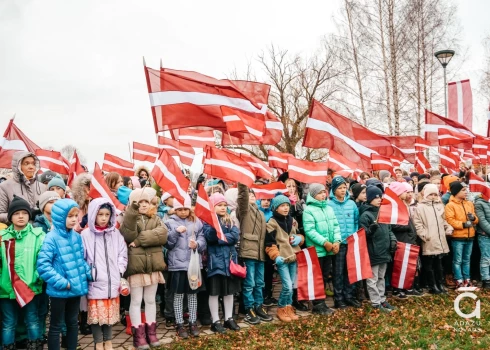 FOTO: Carnikavā skolēni dodas patriotiskā karogu gājienā 
