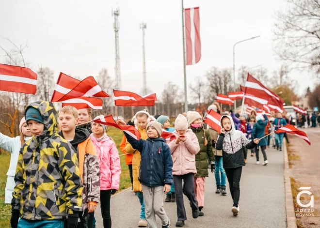 Gaidot valsts svētkus, daudzviet jau pilnā sparā norit dažādi Lāčplēša dienai veltīti pasākumi. Tāds nupat noticis Carnikavā, kuras pilsētas pamatskolas skolotāji un skolēni devās karogu gājienā. 