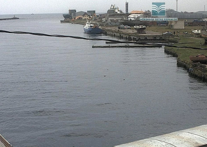 Grūtībās nokļuvušais Igaunijas prāmis pietauvojies Mērsraga ostā