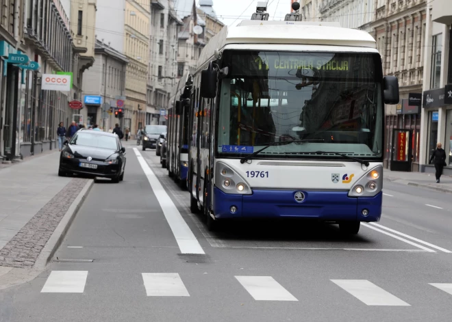 Novembrī Rīgā ar videonovērošanas kamerām konstatēti ap 600 pa sabiedriskā transporta joslām braucoši vadītāji