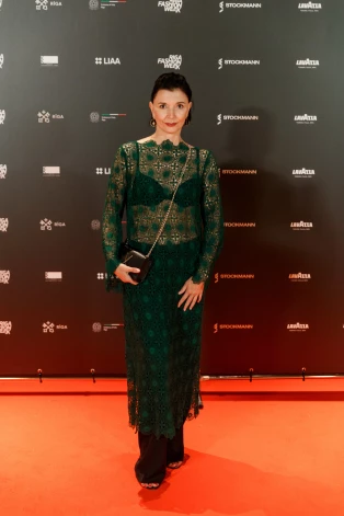 Baltijas Modes federācijas prezidentes Jeļenas Strahovas tērpā triumfē mežģīņu raksti.