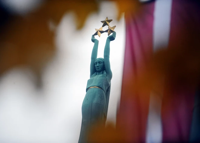 Ar lāpu gājieniem, svecīšu iedegšanu un plašu kultūras programmu visā Latvijā atzīmē Lāčplēša dienu