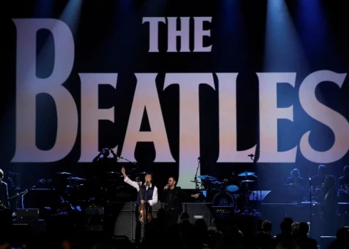 Спустя 54 года The Beatles снова на вершине британских чартов
