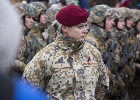 В Латвии одна из самых высоких в НАТО пропорций женщин на профессиональной службе - около 20%.