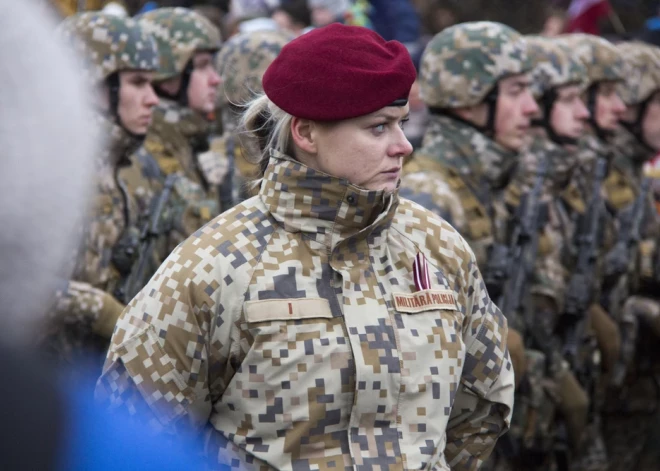 Министр обороны: в будущем на военную службу в Латвии могут призывать и женщин
