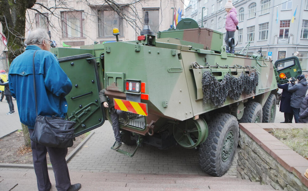 FOTO un VIDEO: Lāčplēša dienā Rīgā apskatei izlikta militārā tehnika