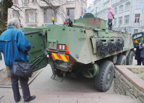 FOTO un VIDEO: Lāčplēša dienā Rīgā apskatei izlikta militārā tehnika