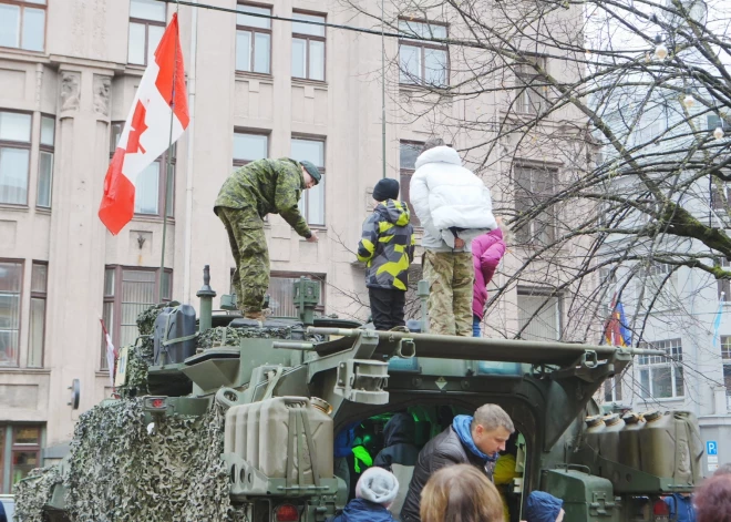 С 10:00 до 12:00 на площади возле памятника экспонировалась военная техника.