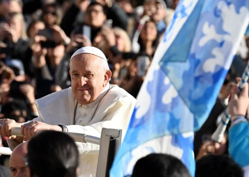 Aktīvisti atzinīgi vērtē Vatikāna lēmumu par transpersonu kristīšanu

