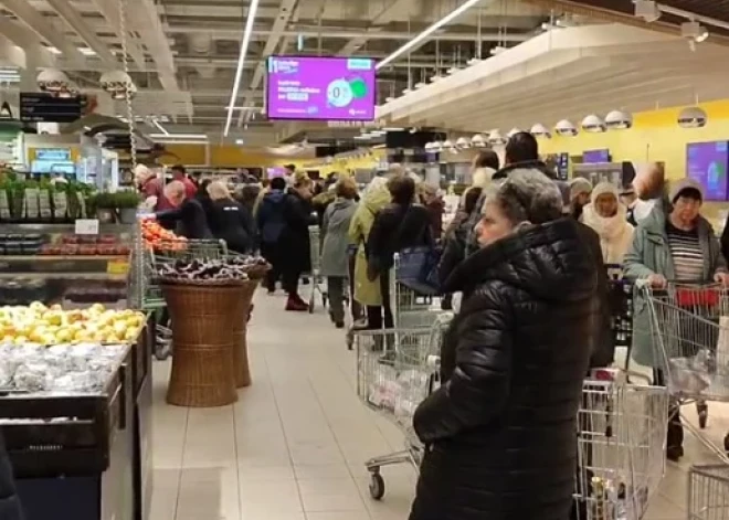 ВИДЕО: латвийцы стоят в огромных очередях, чтобы купить форель в Maxima с большой скидкой