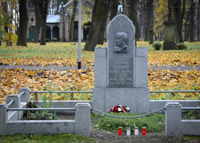 Valsts prezidents noliek vainagu Rīgas Brāļu kapos.