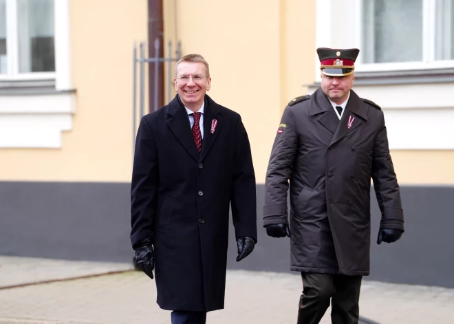 FOTO: Valsts prezidents Lāčplēša dienā īpaši sveic valsts aizsardzības dienesta karavīrus