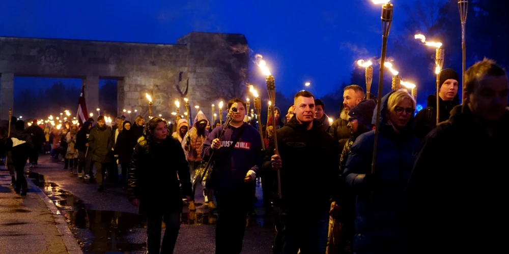 Lāčplēša dienai veltīts lāpu gājiens no Brāļu kapiem līdz Brīvības piemineklim un 11.novembra krastmalai.