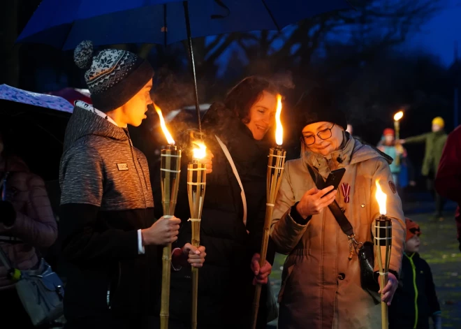Lāčplēša dienai veltīts lāpu gājiens no Brāļu kapiem līdz Brīvības piemineklim un 11.novembra krastmalai.