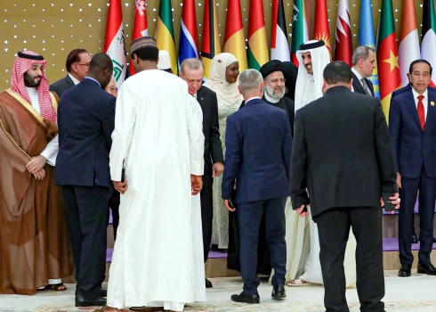 Tuvo Austrumu līderi samitā Saūda Arābijā nosoda Izraēlu
