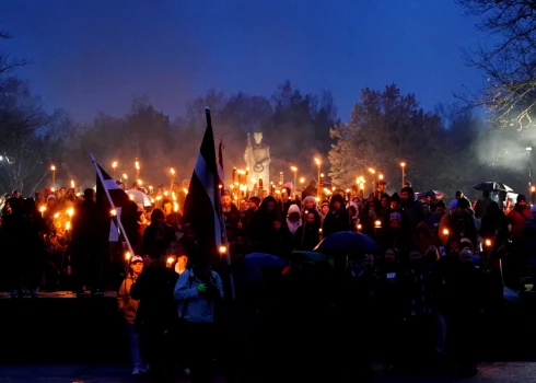 ФОТО: в Риге несколько тысяч человек вышли на факельное шествие