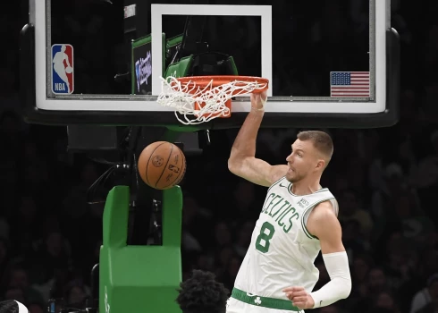Porziņģim 21 punkts "Celtics" uzvarā; Karijs pārsniedz 22 000 punktu robežu