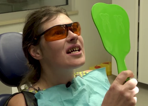 VIDEO: šovu zvaigznei Magonei anestēzijas dēļ pie zobārsta uznāk smieklu lēkme