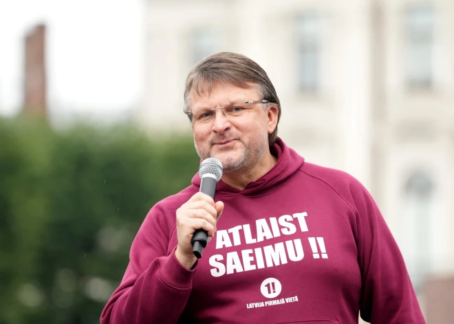 Šlesers runājis "ne par tēmu", bet Mieriņa nav uzraudzījusi debates, pārmet NA politiķis