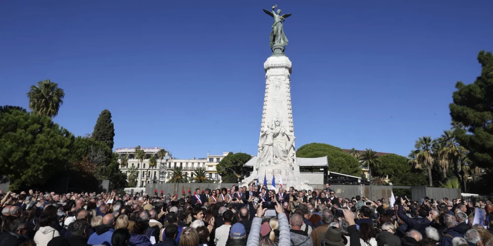Francijā tūkstoši protestē pret antisemītismu
