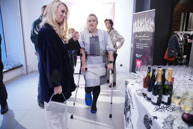 Ar autogrāfiem izgreznoto ģipsi Katrīna Dimanta nesen ieradās galerijā "Putti", lai ar izstādes atklāšanu sveiktu mākslinieci Elitu Patmalnieci.