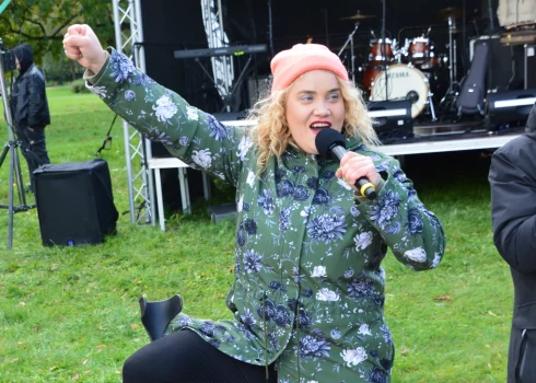 Lai gan nākas lēkt uz kruķiem, dziedātāja Katrīna Dimanta ir sabiedriski aktīva.