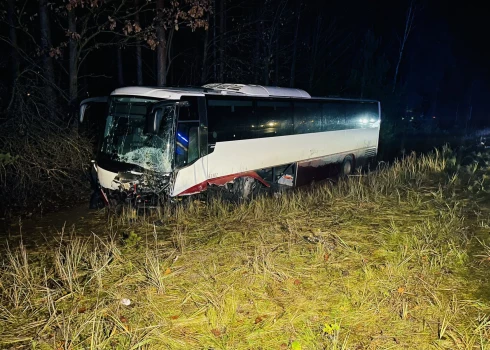 Spuņciemā avarējušais autobuss.