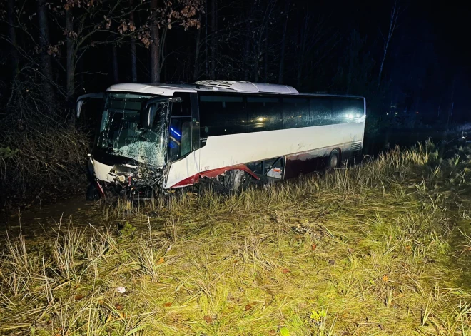 Aizvadītā diennakts uz autoceļiem bijusi asiņaina; vairāki šoferi pie stūres sēdušies krietnā reibumā