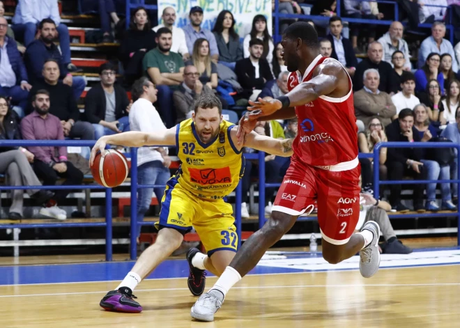 Strēlniekam uzvara pār Eirolīgas klubu; Zoriks kaldina panākumu Turcijas čempionāta mačā