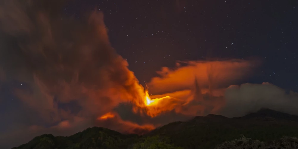 Люди снимают извержение вулкана Этна в Италии
