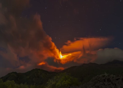 Люди снимают извержение вулкана Этна в Италии