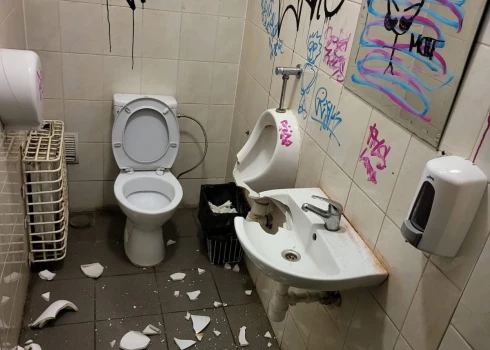 Rīgas sabiedrisko tualešu nedienas: pašas netīrākās, uz sirsniņmāju ar bankas karti... FOTO 