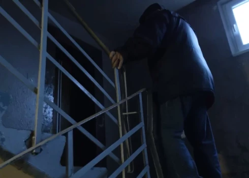 "Неделю не могу выйти": рижане становятся заложниками сломанных лифтов
