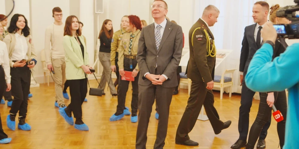 14 ноября замок осмотрели представители СМИ в присутствии президента и молодежи.