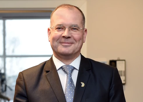 Alga, kuru Andrejs Mamikins dzīvošanai Krievijā saņem no Latvijas Valsts darba inspekcijas, ir neslikta. Vēl jau vērā jāņem arī tas, ka Mamikins VDI neveic absolūti nekādus reālus darbus, tā vietā dzesējot muti Krievijas propagandas TV.