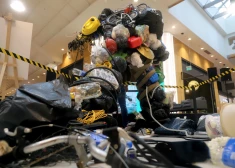 Tirdzniecības centrā milzīgs atkritumu vīrs brīdina – jāsamazina ikdienā radītie atkritumi
