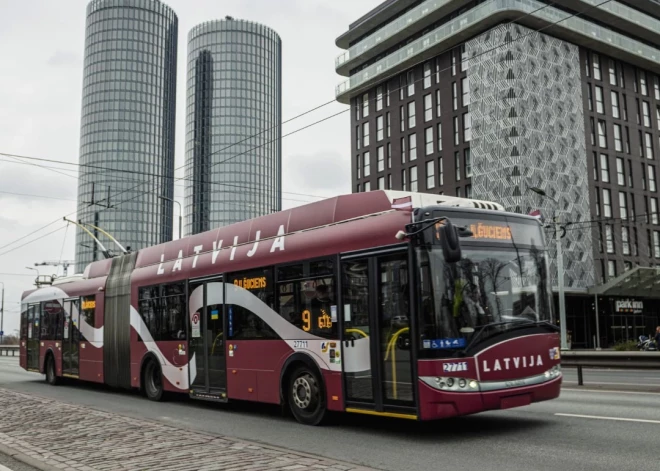 Rīgā par godu valsts svētkiem kursē sabiedriskais transports – viens autobuss, trolejbuss un tramvajs, Latvijas valsts svētku noformējumā. Aplīmētie transportlīdzekļi kursēs dažādos maršrutos un plānots, ka šajā īpašajā Latvijai veltītā noformējumā tie kursēs vismaz gadu.