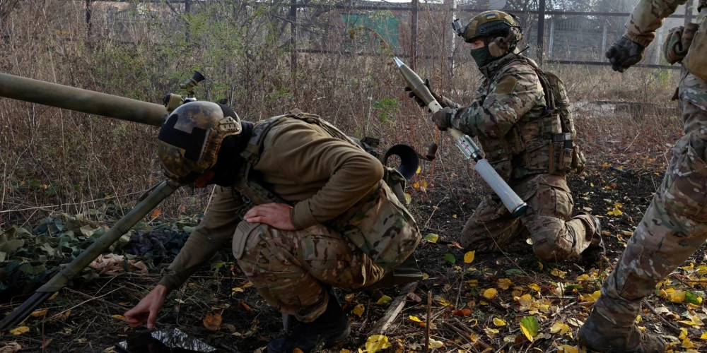 Ukrainas Nacionālās gvardes īpašo uzdevumu vienības "Omega" kareivji Avdijivkā sagatavo prettanku granātmetēju SPG-9. Ukraina 2023. gada 8. novembris.