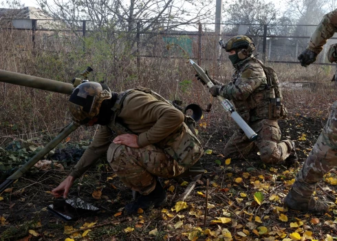 Ukrainas Nacionālās gvardes īpašo uzdevumu vienības "Omega" kareivji Avdijivkā sagatavo prettanku granātmetēju SPG-9. Ukraina 2023. gada 8. novembris.
